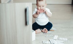 Ребенок выпил таблетку для взрослых: первая помощь и что делать дальше